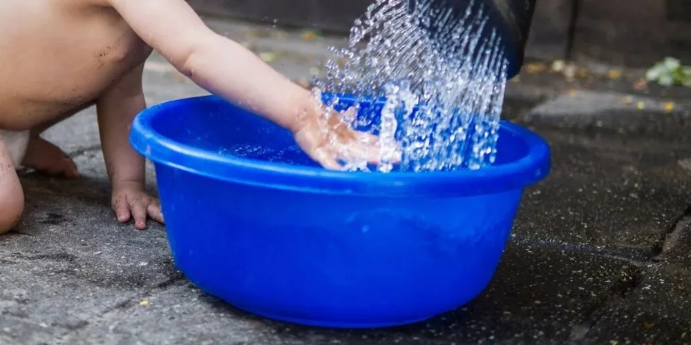 Criança foi encontrada com a cabeça submersa em um balde com água que estava dentro de casa