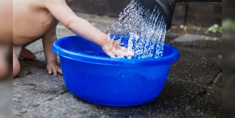 Criança foi encontrada com a cabeça submersa em um balde com água que estava dentro de casa