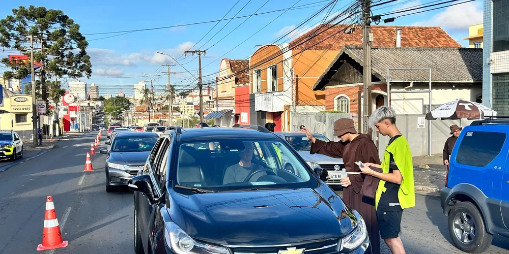 Segundo o frei, o gesto da água benta remete diretamente ao Batismo