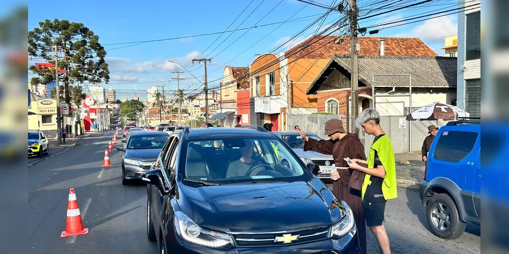 Segundo o frei, o gesto da água benta remete diretamente ao Batismo