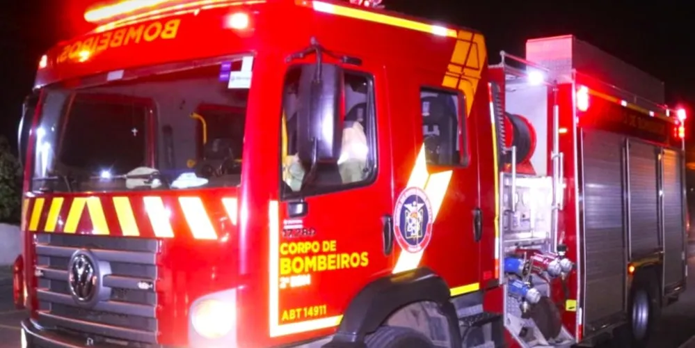Duas viaturas do Corpo de Bombeiros foram acionadas para combater as chamas