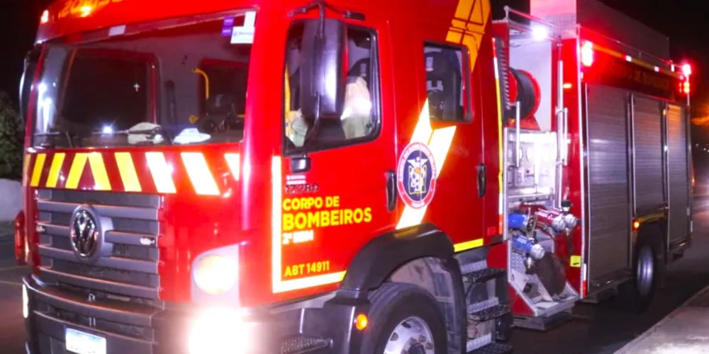 Caminhão ABTR foi deslocado para combater o fogo, mas não foi possível evitar a destruição total da casa