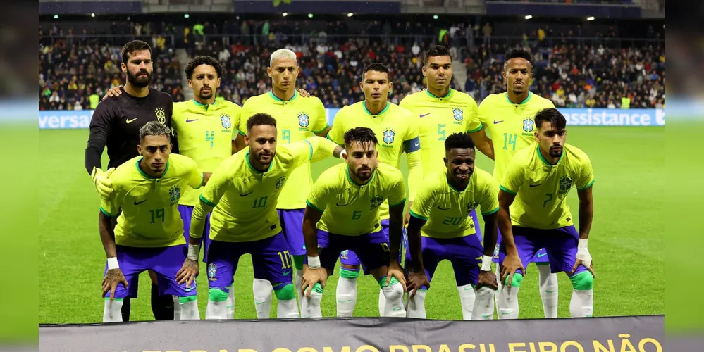 Elenco da Seleção Brasileira da Copa do Mundo 2022: Alisson; Eder Militão, Marquinhos, Thiago Silva e Alex Telles; Casemiro, Lucas Paquetá e Neymar Jr.; Raphinha, Vini Jr. e Richarlison