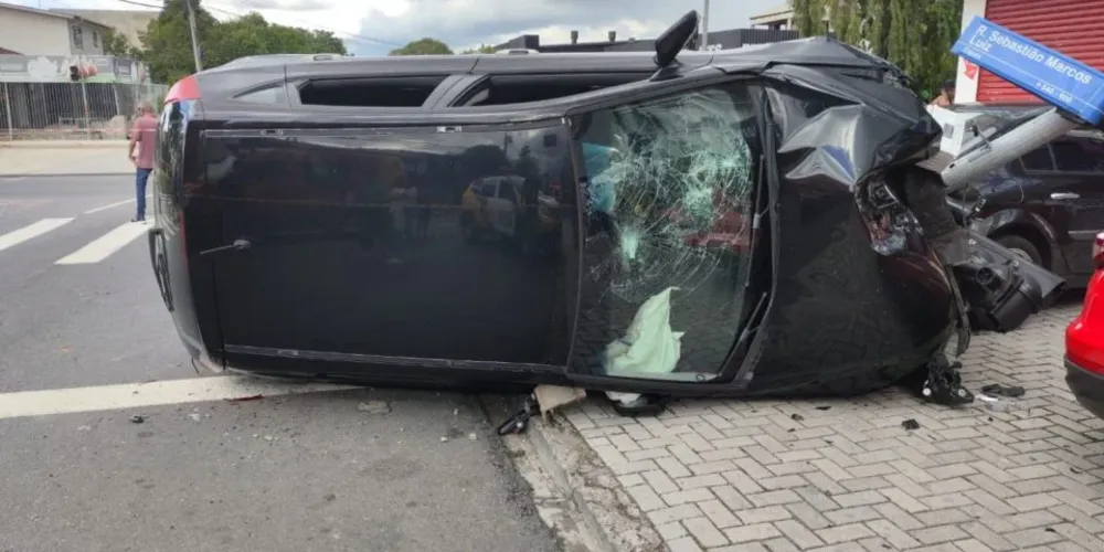 Acidente no bairro Cajuru deixou uma ciclista ferida após carro trafegar na contramão, atingir a bicicleta e capotar em cruzamento