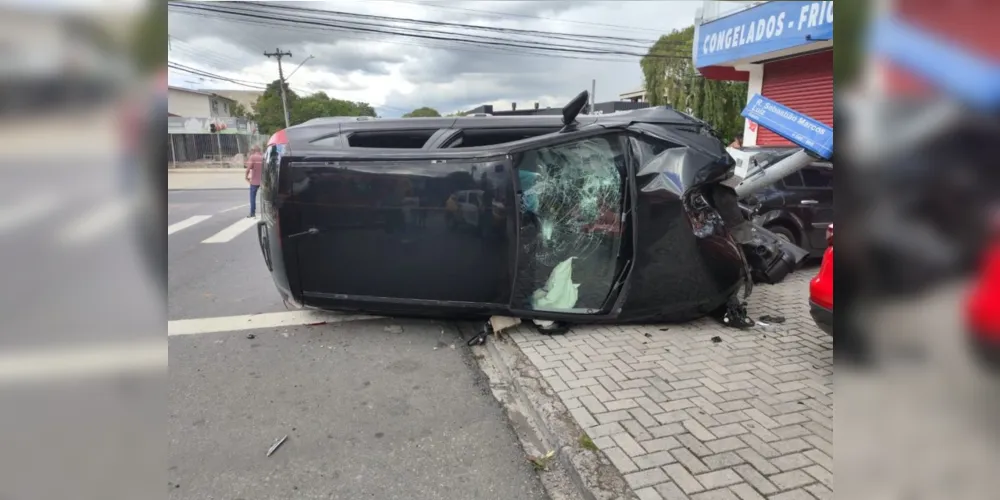 Acidente no bairro Cajuru deixou uma ciclista ferida após carro trafegar na contramão, atingir a bicicleta e capotar em cruzamento