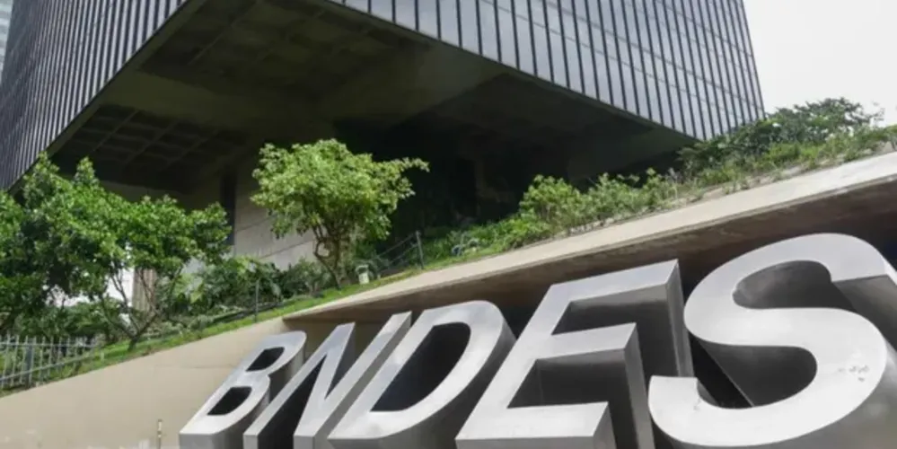 Ao todo, foram contempladas 717 operações: 171 com grandes empresas e 546 com micro, pequenas e médias