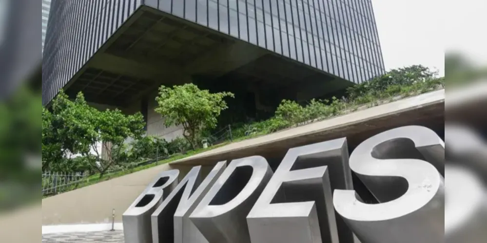 Ao todo, foram contempladas 717 operações: 171 com grandes empresas e 546 com micro, pequenas e médias