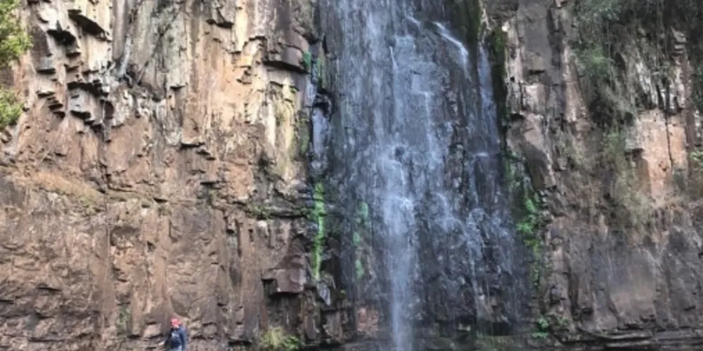 Cachoeira fica localizada na região da comunidade do Pinho de Baixo, a 12 quilômetros do Centro da cidade