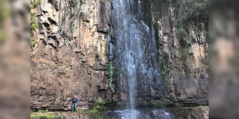 Cachoeira fica localizada na região da comunidade do Pinho de Baixo, a 12 quilômetros do Centro da cidade