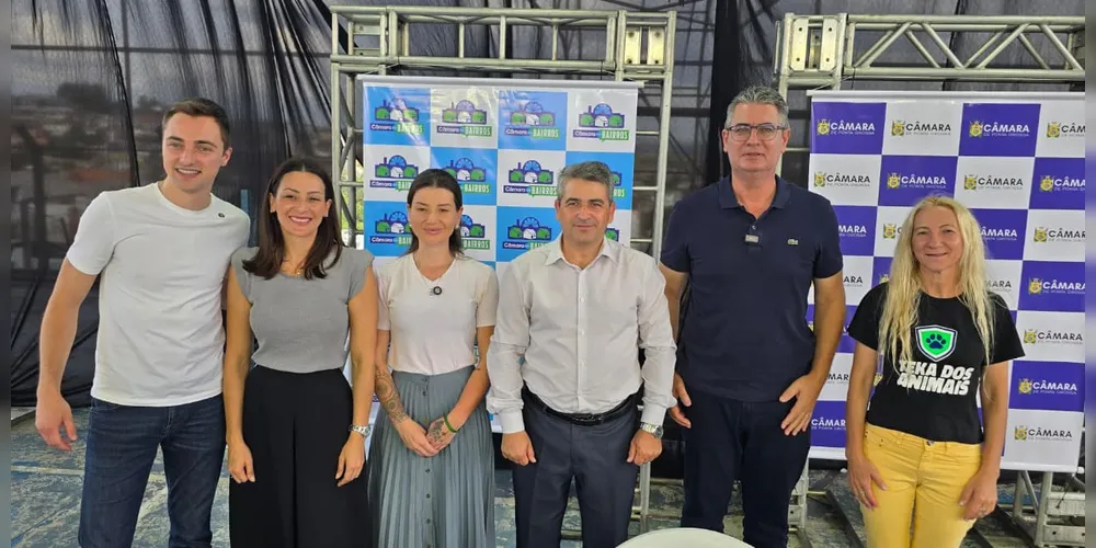 O projeto "Câmara nos Bairros" reuniu vereadores e deputada no Parque Nossa Senhora das Graças neste domingo (30)