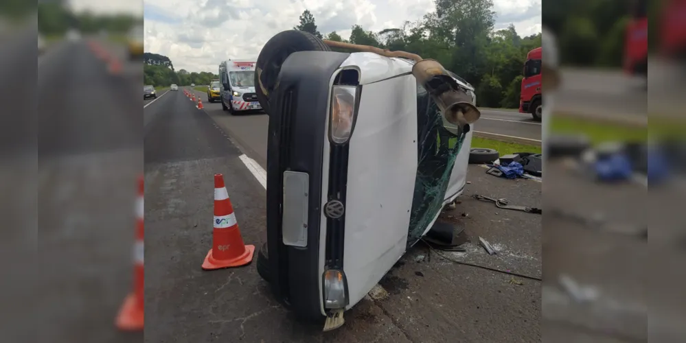 A via precisou ser isolada até a retirada do carro
