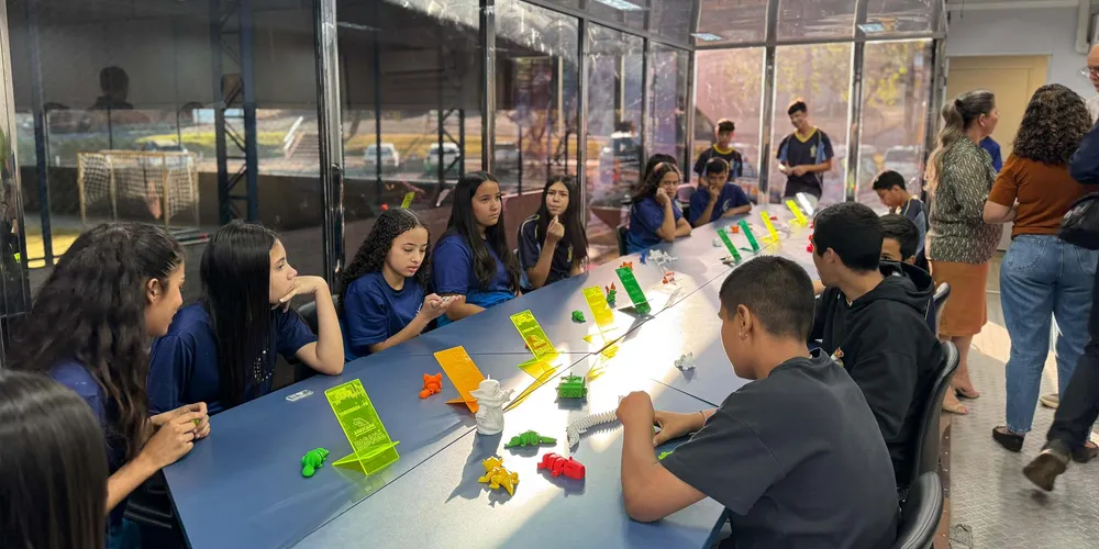 O veículo é adaptado com sala de aula e conta com recursos multimídias