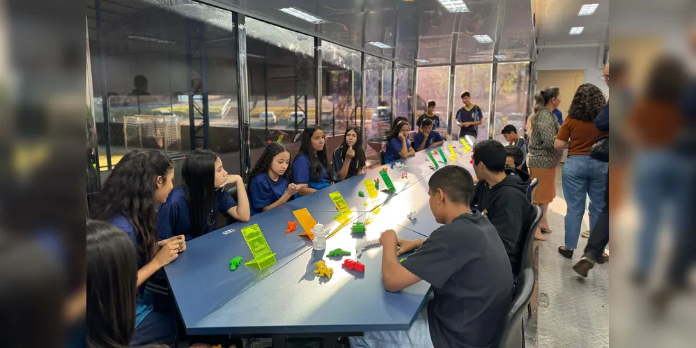 O veículo é adaptado com sala de aula e conta com recursos multimídias