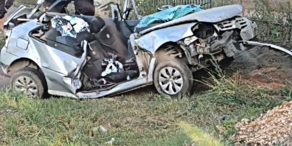 Socorristas precisaram remover a parte superior do veículo