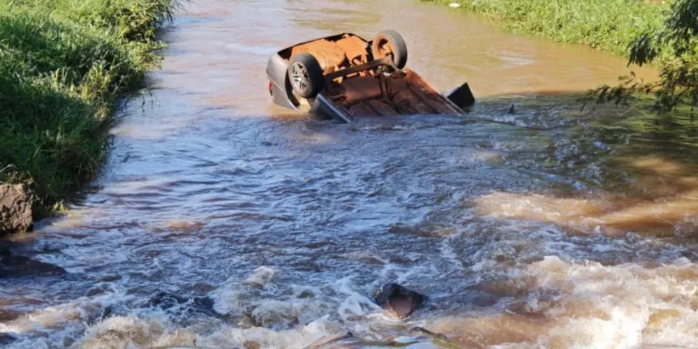 O veículo saiu da pista, atravessou a área de um parque e despencou no Rio Toledo