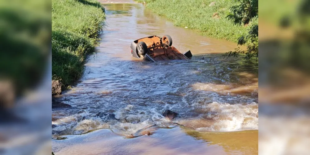 O veículo saiu da pista, atravessou a área de um parque e despencou no Rio Toledo
