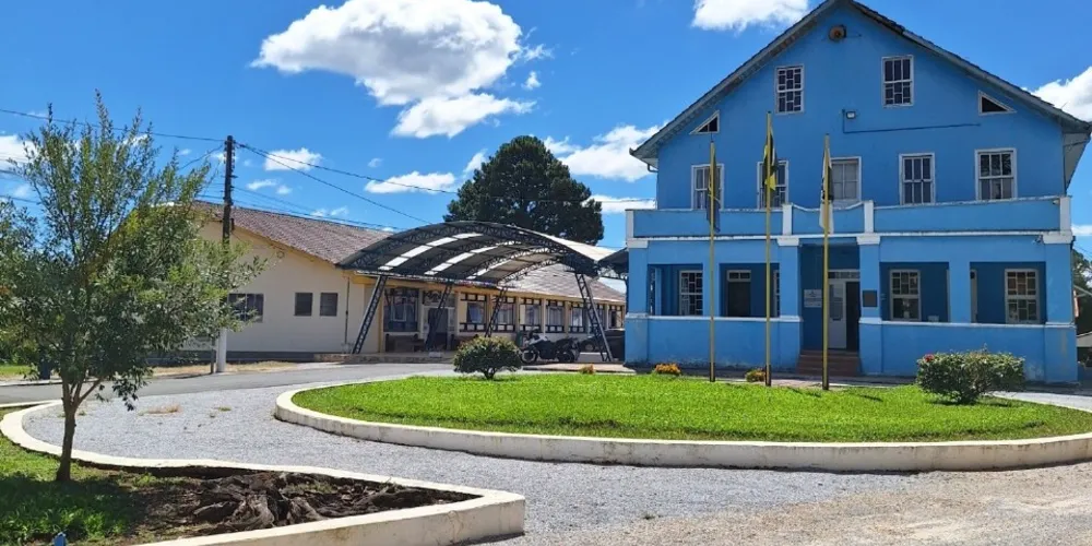 Localizado em Castro, o colégio conta com área de 350 hectares e fazenda própria