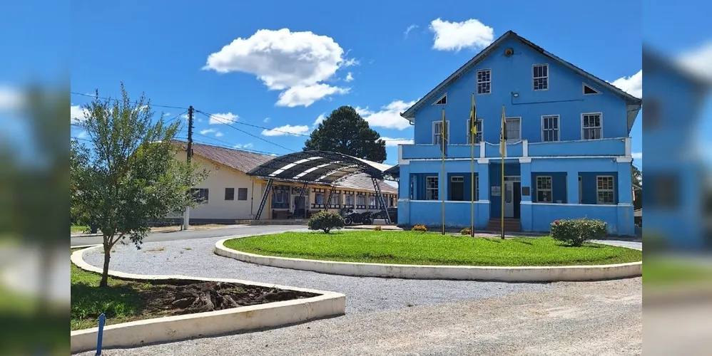 Localizado em Castro, o colégio conta com área de 350 hectares e fazenda própria