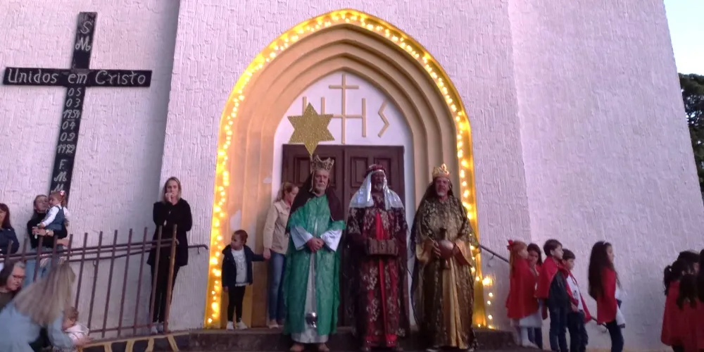 Durante o percurso, a caravana visita sete residências e três igrejas