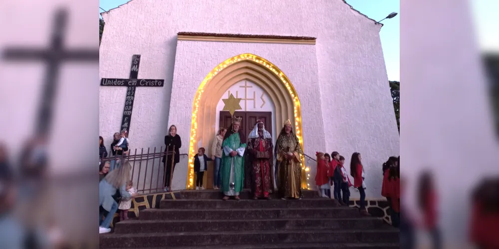 Durante o percurso, a caravana visita sete residências e três igrejas