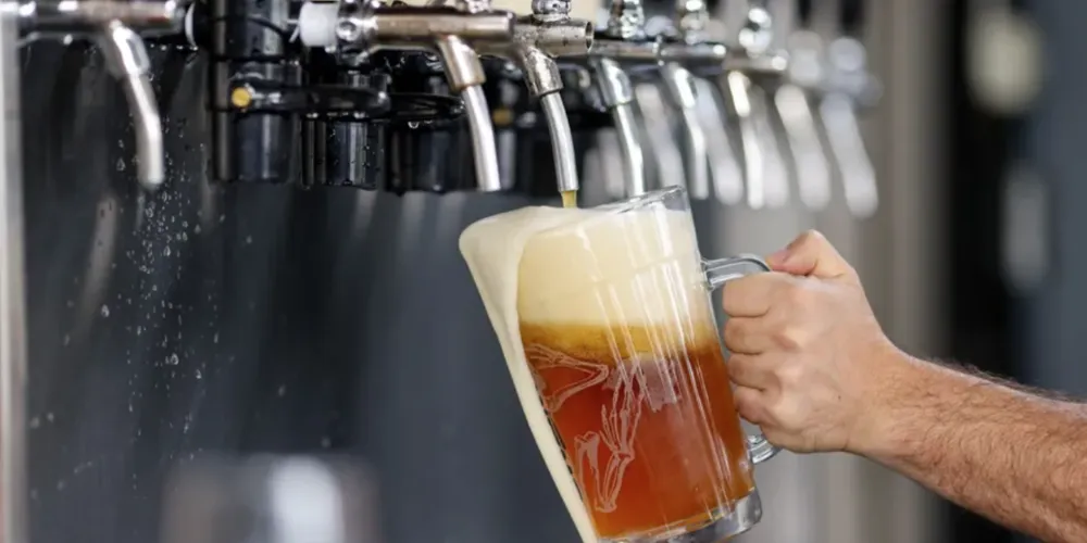 As cervejas artesanais locais são produzidas em cervejarias instaladas e regularmente constituídas em Ponta Grossa