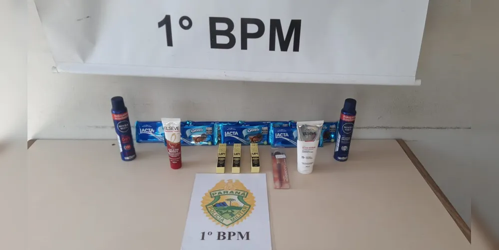 Os itens foram apreendidos pela equipe da Polícia Militar.