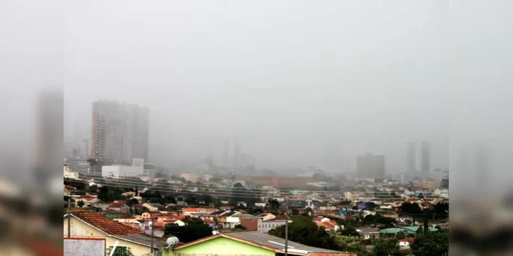 Para esta quinta-feira (8) especificamente, a previsão revela 71% de chances de chuva na cidade