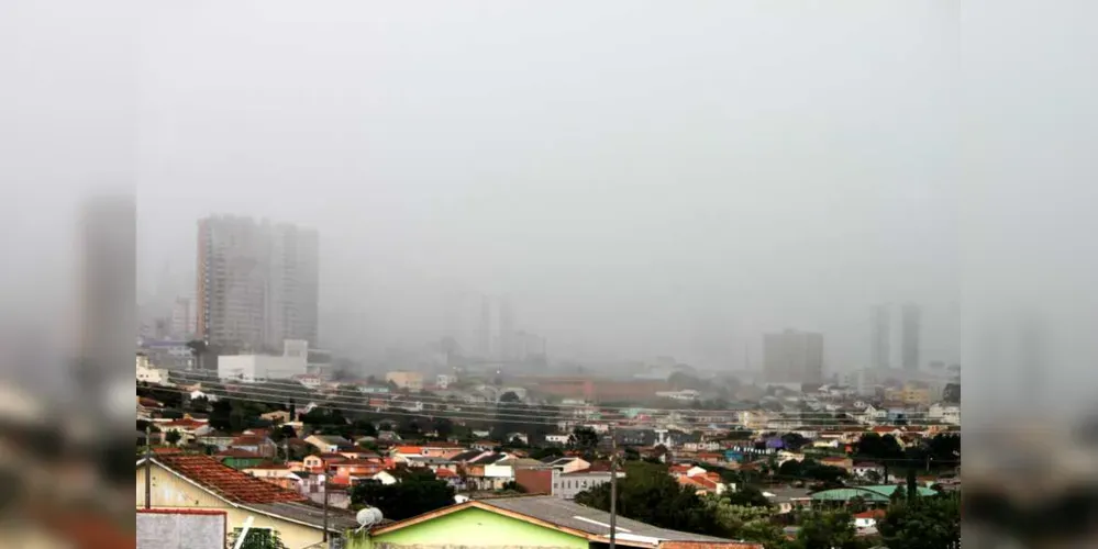 Para esta quinta-feira (8) especificamente, a previsão revela 71% de chances de chuva na cidade