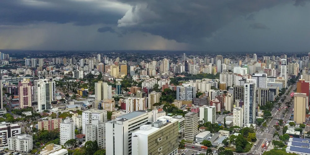 APÓS SEMANA DE CALOR INTENSO, 2026 CHEGA COM CHUVA E TEMPERATURAS MAIS AMENAS AO PARANÁ