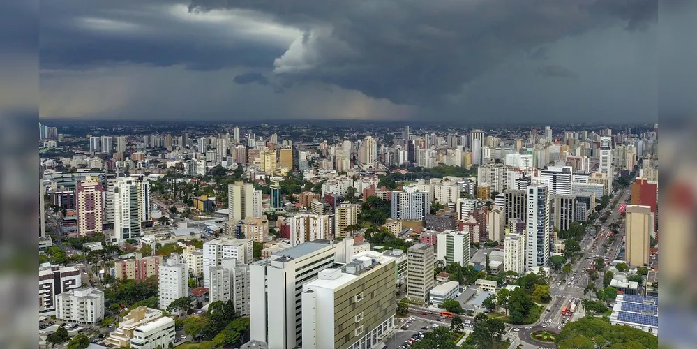 APÓS SEMANA DE CALOR INTENSO, 2026 CHEGA COM CHUVA E TEMPERATURAS MAIS AMENAS AO PARANÁ