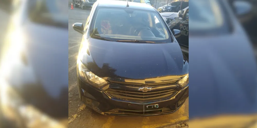 O carro foi vistoriado pela equipe da Polícia Militar.