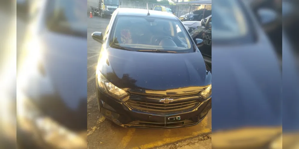 O carro foi vistoriado pela equipe da Polícia Militar.