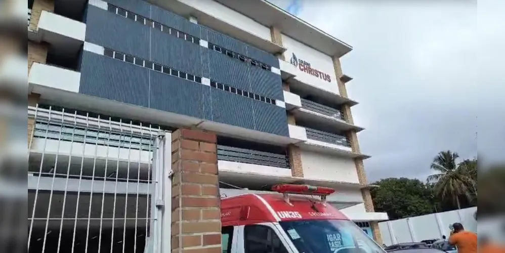 Ambulância foi à escola para prestar socorro às vítimas
