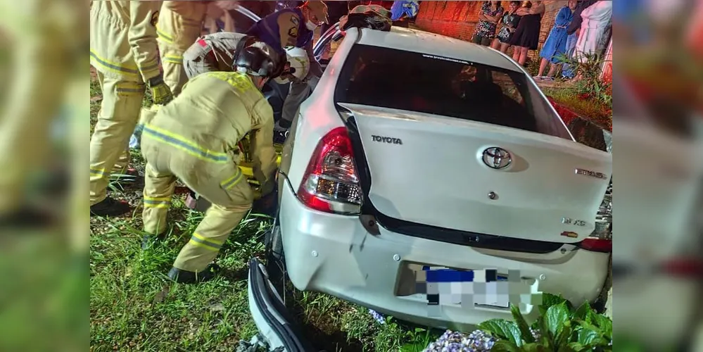 Dois homens ficaram presos às ferragens e precisaram ser retirados dele