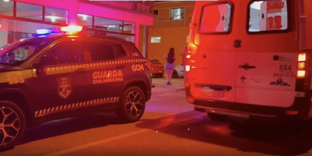O motorista quase atropelou uma criança antes de colidir contra um imóvel na Vila Borsato