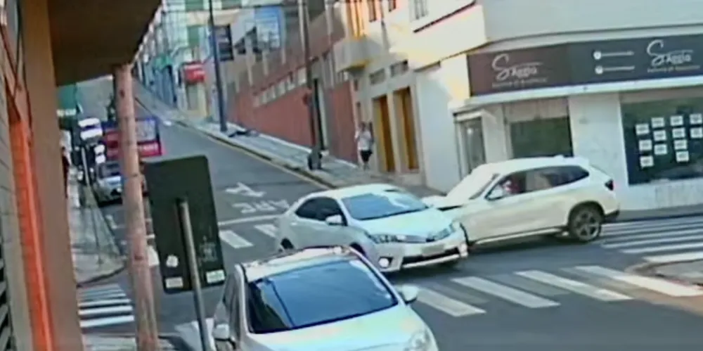 Câmera de segurança mostra momento da colisão na rua XV de Novembro