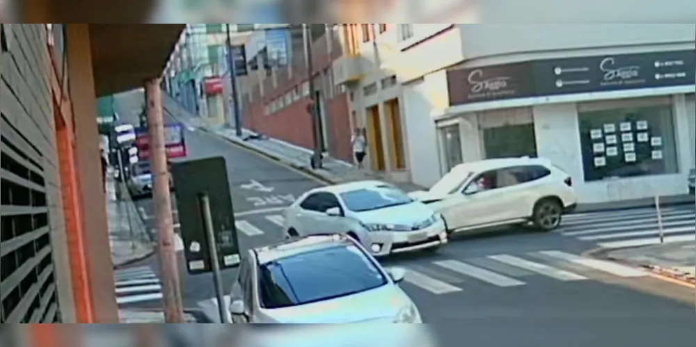 Câmera de segurança mostra momento da colisão na rua XV de Novembro
