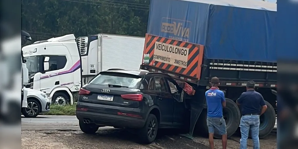 É possível ver que o carro teve sua parte frontal totalmente destruída