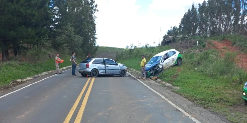 Um Chevrolet Onix colidiu contra um Volkswagen Gol