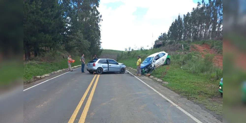 Um Chevrolet Onix colidiu contra um Volkswagen Gol