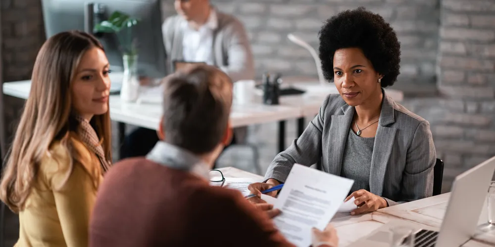 Inicie o penúltimo mês de 2025 com a carteira assinada