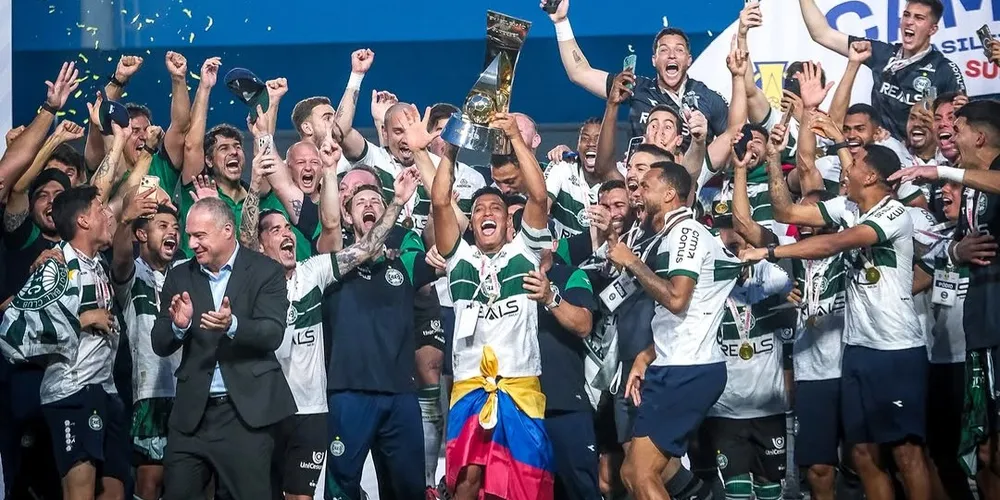 Equipe levantou a taça da Série B neste domingo (23)