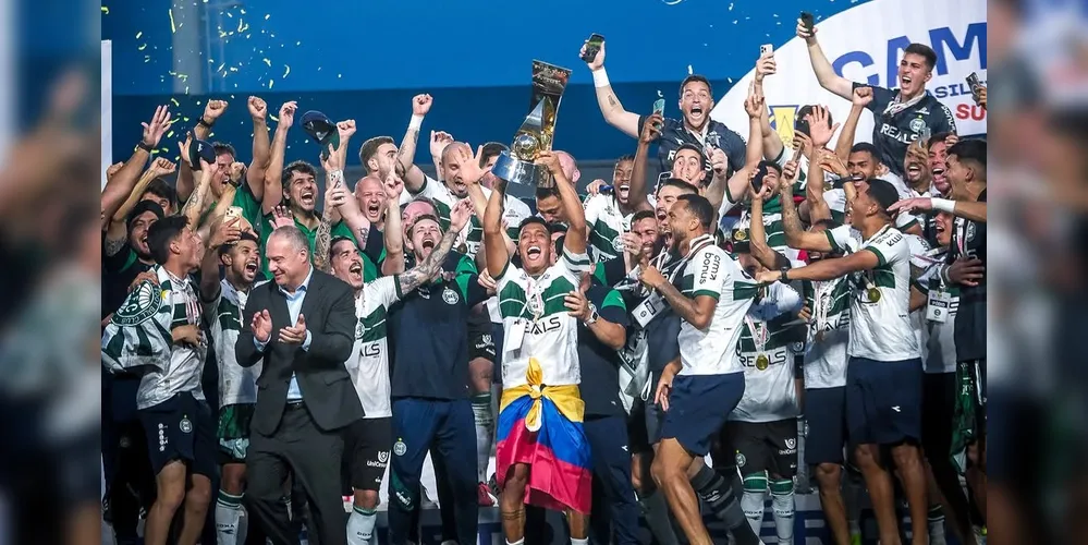 Equipe levantou a taça da Série B neste domingo (23)