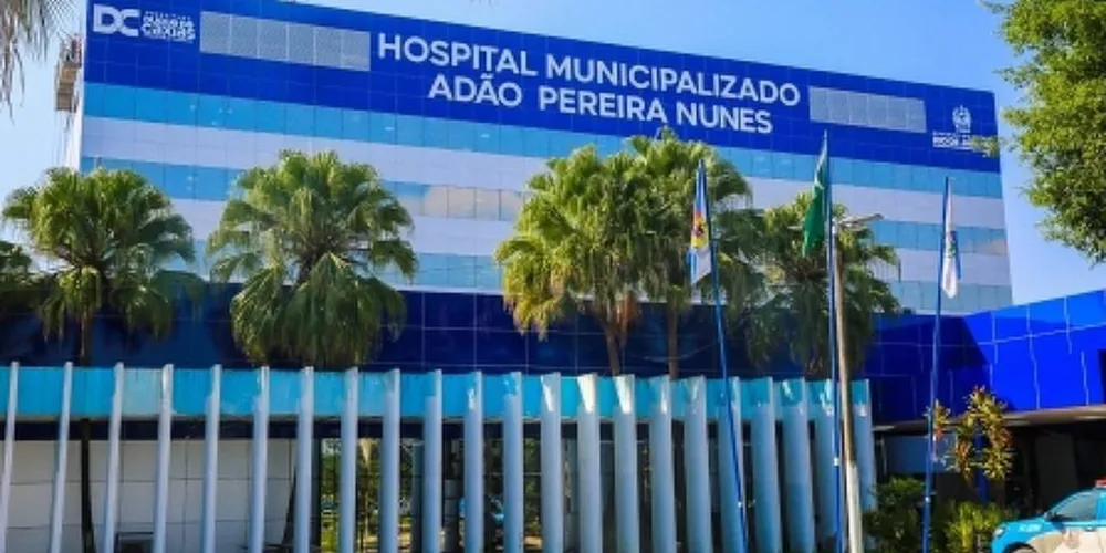 A criança foi internada no Hospital Municipal Adão Pereira Nunes, em Duque de Caxias