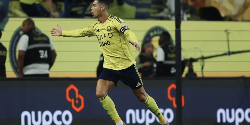 Cristiano Ronaldo comemora um de seus dois gols na vitória do Al-Nassr sobre o Al Okhdood