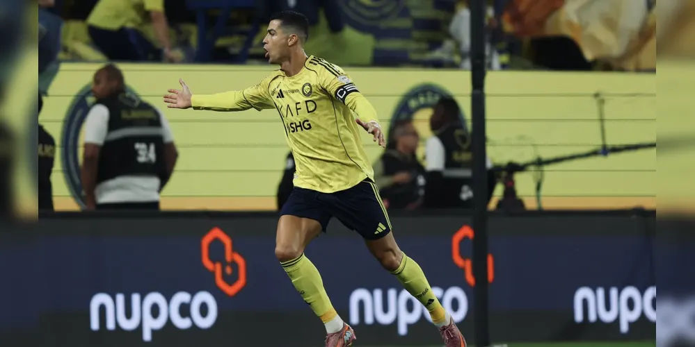 Cristiano Ronaldo comemora um de seus dois gols na vitória do Al-Nassr sobre o Al Okhdood