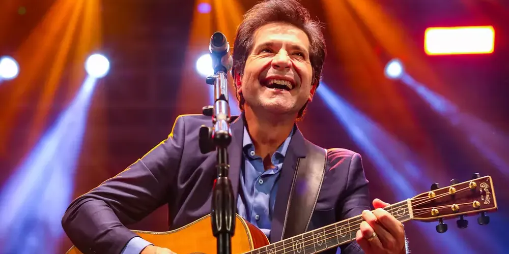 O artista arrasta uma multidão por onde passa