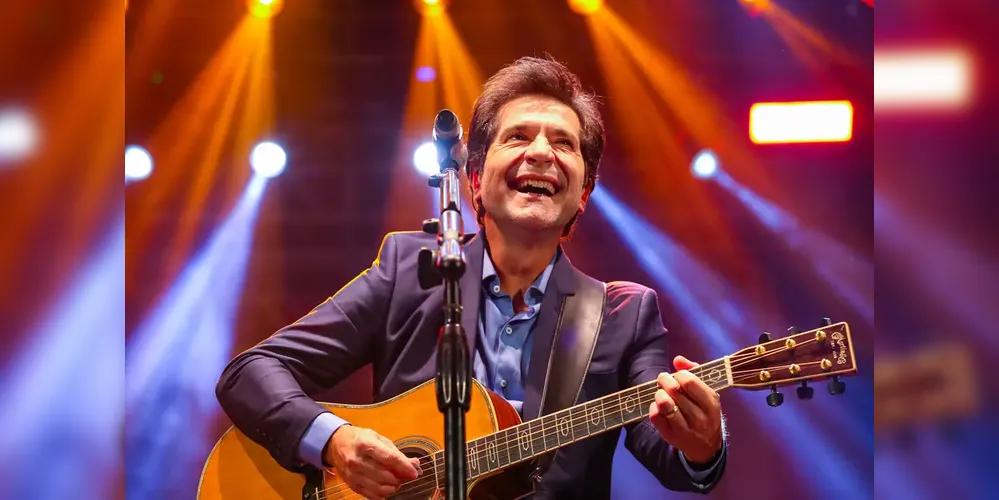 O artista arrasta uma multidão por onde passa