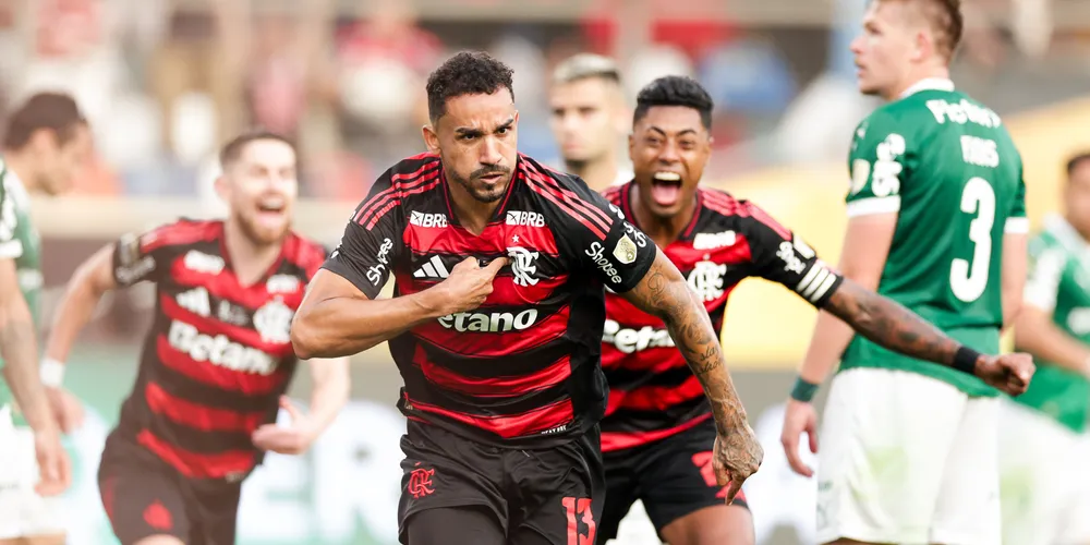 Danilo comemora gol do título do Flamengo na final da Libertadores