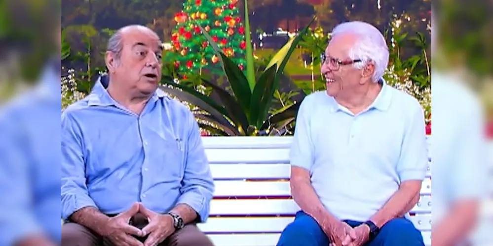 Manoel de Nóbrega em IA e seu filho, Carlos Alberto de Nóbrega, sentados no banco da 'A Praça é Nossa'